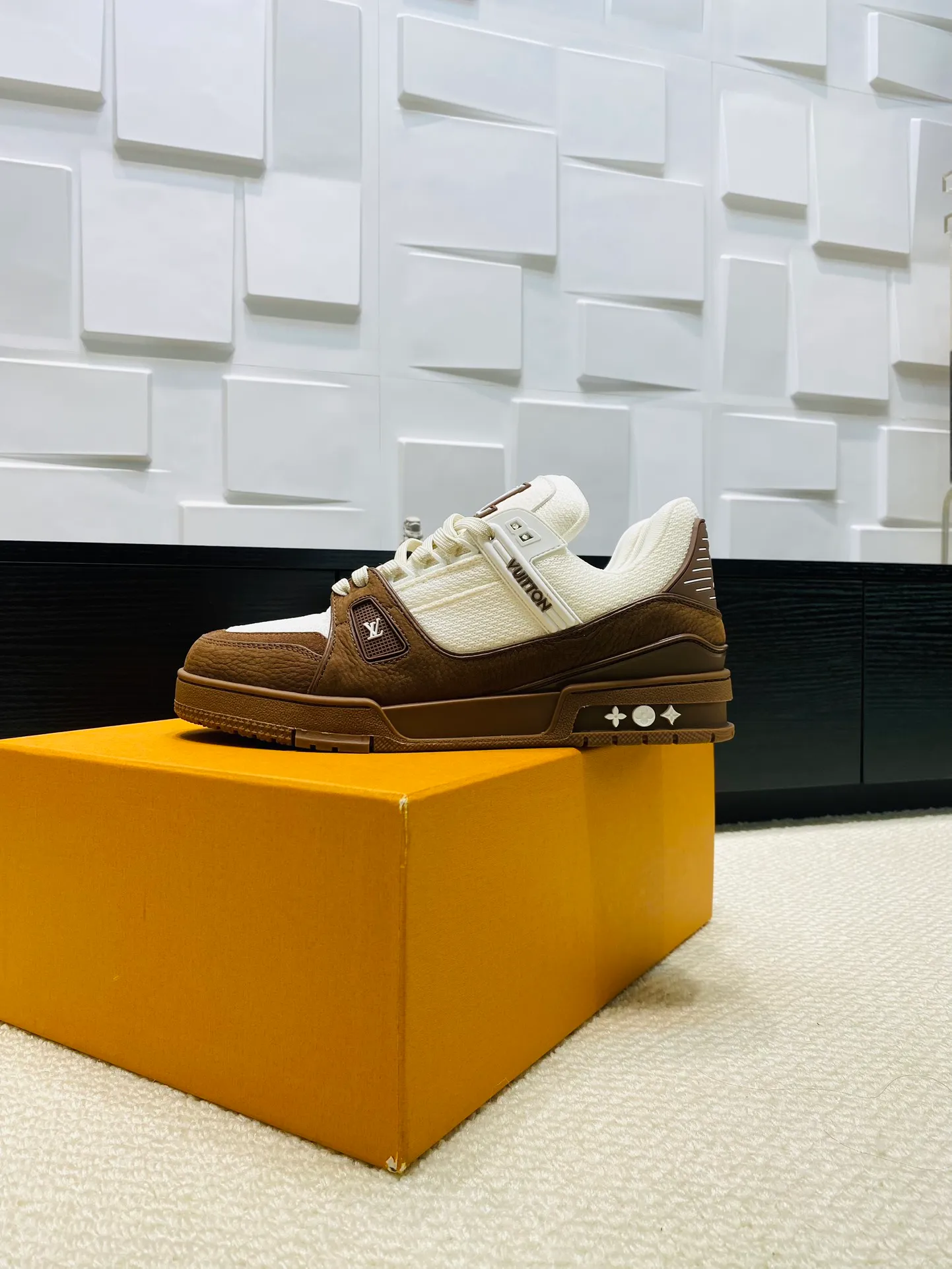👟👟Ex-factory price 800👟👟 💰💰💰 Hot style 🆕🆕🆕𝙇𝙑 LV Louis Vuitton L House Donkey Brand Trainer Series Couple Style Casual Sports Shoes Skateboard Shoes Original Purchase Development Production Production This pair of LV Trainer sneakers are made of a blend of technical materials with waterproof properties. The meticulously crafted upper is notable for its many signature details, including Louis Vuitton and #54 in script, referencing the year 1854. Exquisite packaging at the delivery counter🛍📦 ▪️Fabrics: Original customized imported cowhide ▪️Inner lining: Original customized breathable mesh ▪️Outsole: Original open-molded non-slip TPU combination outsole ▪️Sole thickness: 3 cm ▪️Size: Women's 35-41 / Men's 38-46
